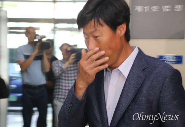 해외연수 도중 현지 가이드를 폭행해 기소된 박종철 전 예천군의원이 지난 6월 11일 오전 벌금형을 선고받은 뒤 황급히 법정을 빠져나가고 있다.