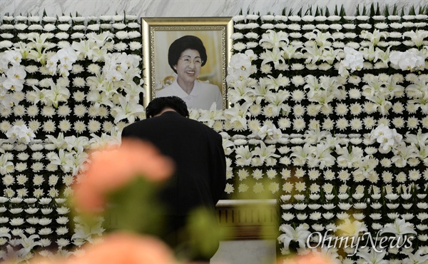 11일 오전 서울 서대문구 신촌동 세브란스병원 장례식장에 마련된 이희호 여사의 빈소를 찾은 조문객이 조문하고 있다.