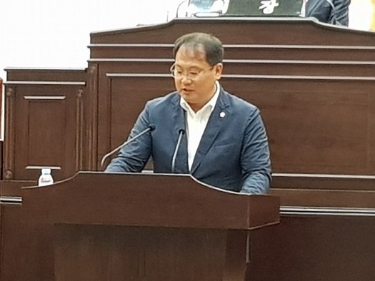 5분 발언을 하고 있는 강선구 예산군의회 의원 
