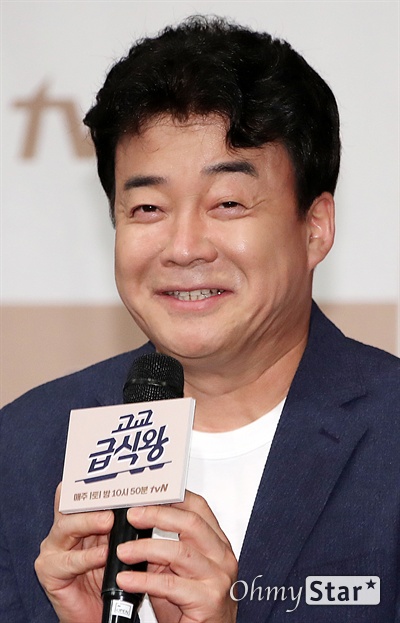 '고교급식왕' 백종원, 이번에는 급식! 요리가 백종원이 11일 오전 서울 마포구의 한 호텔에서 열린 tvN 고등셰프들의 급식 레시피 대항전 <고교급식왕> 제작발표회에서 프로그램을 소개하고 있다. <고교급식왕>은 요리에 관심 있는 고등학생들이 학교 급식 레시피를 직접 제안하고 경연을 벌이는 프로그램으로, 고등학생들의 아이디어에 백종원의 노하우가 더해진 백종원의 신개념 급식 프로젝트이다. 매주 토요일 오후 10시 50분 방송.