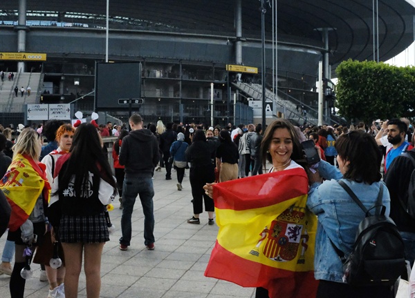 파리서 스페인 국기 몸에 두른 BTS 청소년 팬 8일 오후(현지시간) 프랑스 파리 교외의 대형 경기장 스타드 드 프랑스 앞에서 케이팝 그룹 방탄소년단(BTS)의 콘서트를 기다리는 스페인 청소년 팬이 자국 국기를 등에 두르며 엄마와 이야기를 나누고 있다.