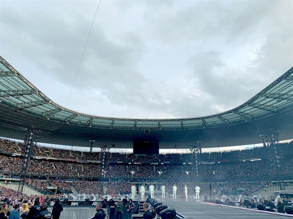  프랑스 파리 스타드 드 프랑스(Stade de France)에서 '러브 유어셀프 : 스피크 유어셀프'(LOVE YOURSELF : SPEAK YOURSELF) 공연을 펼친 방탄소년단의 모습.