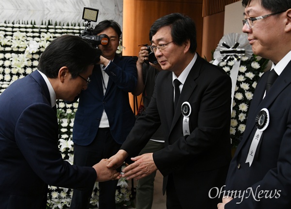 황교안 자유한국당 대표가 11일 오전 서울 서대문구 신촌세브란스 병원 장례식장에 마련된 고 이희호 여사의 빈소 조문을 마치고 차남 김홍업 전 의원과 악수를 하고 있다.