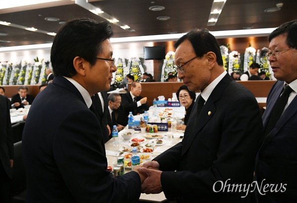 황교안 자유한국당 대표(왼쪽)가 11일 오전 서울 서대문구 신촌세브란스 병원 장례식장에 마련된 고 이희호 여사의 빈소 조문을 마치고 이해찬 더불어민주당 대표와 인사를 하고 있다.