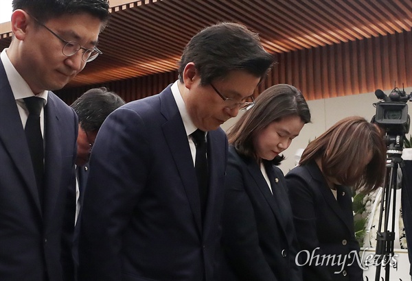  황교안 자유한국당 대표가 11일 서울 서대문구 신촌 세브란스 병원 장례식장에 마련된 고 이희호 여사 빈소를 찾아 조문하고 있다. 