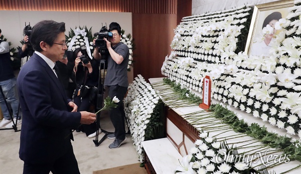 황교안 자유한국당 대표가 11일 서울 서대문구 신촌 세브란스 병원 장례식장에 마련된 고 이희호 여사 빈소를 찾아 조문하고 있다. 