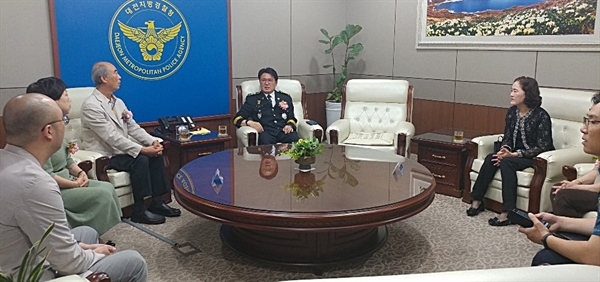 황운하 대전청장이 11일 오전 임시정부 경무국장을 지낸 '강산 김용원' 선생의 후손들을 만나 대전경찰청에서 선생이 추모식을 개치하게 된 배경을 설명하고있다.