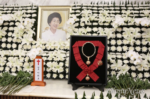 11일 서울 서대문구 세브란스병원 장례식장에 마련된 이희호 여사의 빈소 제단에 무궁화대훈장이 놓여있다.