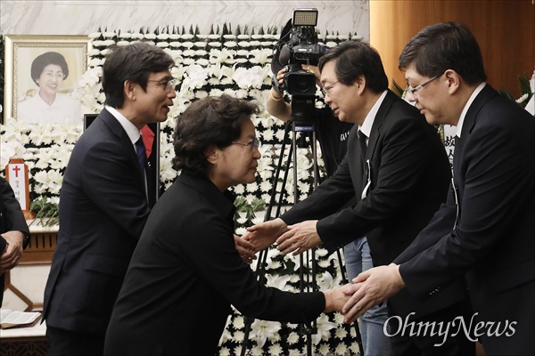  권양숙 여사와 유시민 노무현재단 이사장이 11일 오후 서울 서대문구 신촌 세브란스병원 장례식장에 마련된 고 이희호 여사의 빈소에서 조문 후 유족인 김홍업 전 의원과 김홍걸 민화협 상임의장을 위로하고 있다.