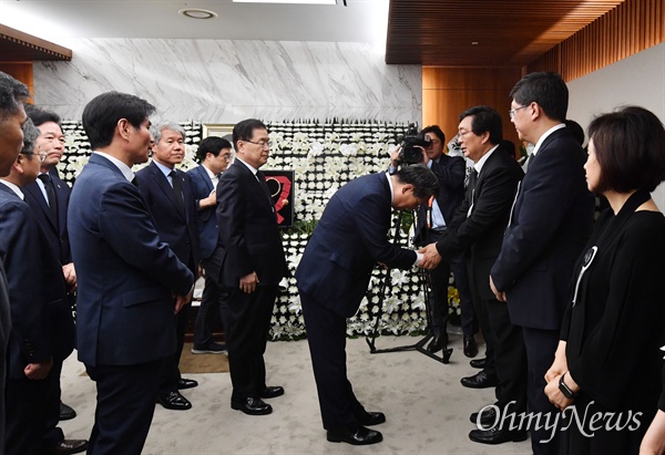 노영민 대통령 비서실장등 수석급 이상 조문단이 11일 서울 서대문구 세브란스병원 장례식장에 마련된 이희호 여사의 빈소를 찾아 조문하고 있다. 