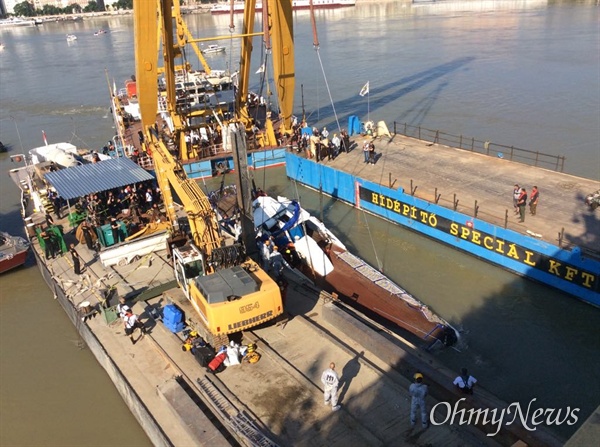 11일(현지시각) 헝가리 부다페스트 다뉴브강에 침몰한 허블레아니 유람선 인양작업이 벌어지고 있다.