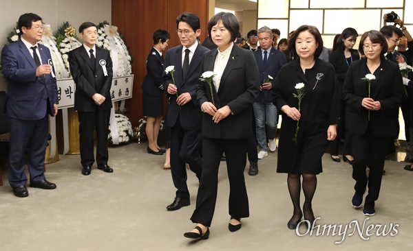이정미 대표 등 정의당 의원들이  11일 오후 서울 신촌 세브란스장례식장에 마련된 고 이희호 여사 빈소를 찾아 조문하고 있다.