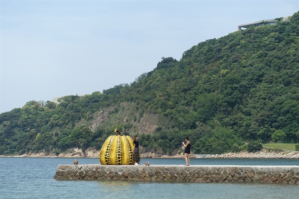 일본 나오시마 섬 방파제에 설치된 노란호박 조형물. 