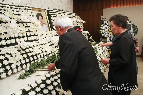  이한열 열사의 어머니 배은심씨가 11일 오후 서울 서대문구 신촌세브란스 병원 장례식장에 마련된 고 이희호 여사의 빈소를 찾아 조문하고 있다.