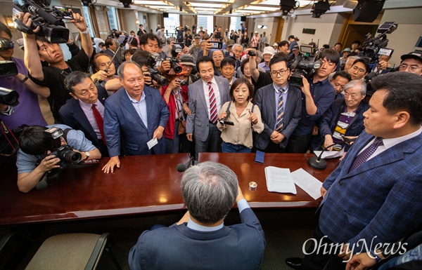 전광훈 한국기독교총연합회 대표회장이 11일 오후 서울 중구 프레스센터에서 '문재인 대통령 하야 촉구' 기자회견을 마치고 기자들에게 둘러싸여 질문을 받고 있다.