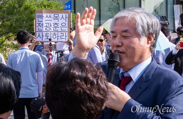 전광훈 한국기독교총연합회 대표회장이 11일 오후 서울 종로구 청와대 앞 분수대에서 '문재인 대통령 하야 촉구' 단식 돌입 기자회견을 하는 동안 반대입장을 가진 시민들이 전 대표회장의 사퇴 요구하고 있다.