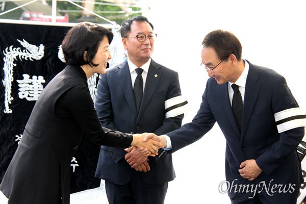 창원 만남의광장에 마련된 고 이희호 여사의 분향소를 찾은 김지수 경남도의회 의장이 권민호 더불어민주당 창원성산지역위원장과 인사를 나누고 있다.