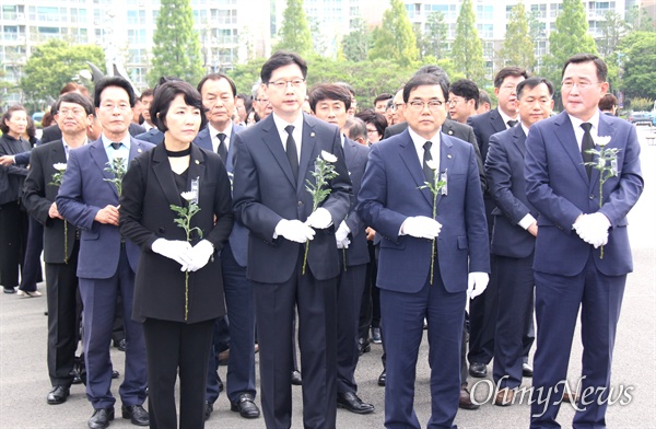  창원 만남의광장에 마련된 고 이희호 여사의 분향소에서 김경수 경남지사와 김지수 경남도의회 의장, 허성무 창원시장, 강석주 통영시장 등이 조문햇다.