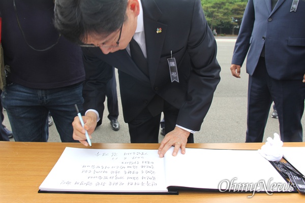 창원 만남의광장에 마련된 고 이희호 여사의 분향소에서 김경수 경남지사가 방명록에 서명하고 있다.