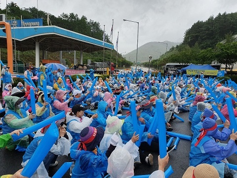 지난 7일, 톨게이트 노동자들이 충북 연풍 톨게이트에 집결해 집회를 하고 있다. 