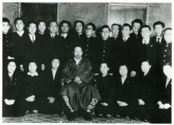이희호 여사가 1947년 12월 13일 '면학동지회' 결성 직후 경교장을 방문해 김구 선생과 찍은 사진(앞줄 왼쪽 두 번째가 이희호 여사).