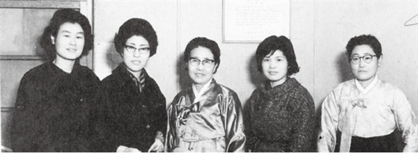 이희호 여사가 1960년대 말 여성문제연구회 회원들과 함께 찍은 사진(가운데 공동창설자인 황신덕).