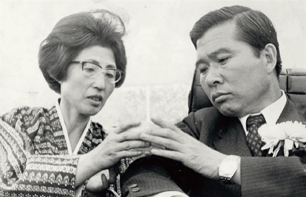 이희호 여사가 1971년 남편 김대중의 제7대 대통령 선거 출마 당시 유세장에서 음료를 건네고 있다.