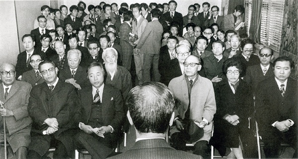 1974년 11월 27일 서울 종로5가 기독교회관에서 종교계, 학계, 정계, 언론계, 법조계를 망라한 각계 인사 71명이 모인 가운데 민주회복국민회의 발족식이 열려 김대중-이희호 부부도 참석했다