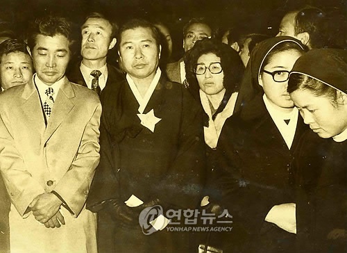 1974년 12월 10일 김대중-이희호 부부는 천주교 정의구현사제단 주최로 명동성당에서 열린 ‘인권회복을 위한 기도회’에 참석했다