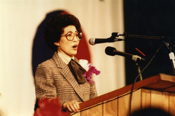 이희호 여사가 1985년 1월 19일 미국 망명생활을 마치고 한국으로 돌아가기 전 LA고별강연에서 고별인사를 하고 있는 모습. 