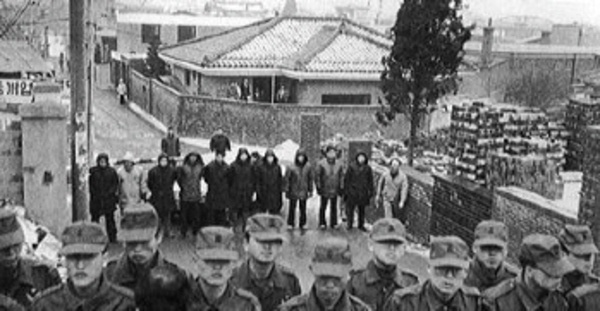 1986년 2월 12일 신민당이 '대통령 직선제 개헌 천만 서명운동'에 나서자 전두환 정권은 김대중-이희호 동교동 자택을 봉쇄했다. (출처 - 한겨레)