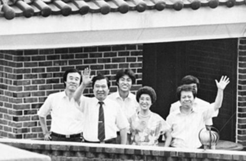 1987년 6.10 시민항쟁 당시 김대중-이희호 부부는 동교동에 갇혀 있었다. 김대중 전 대통령, 이희호 여사가 비서들과 함께 장독대에 올라 담장 밖 시민들을 환영하고 있는 모습. 
