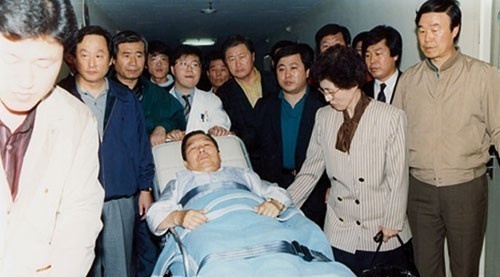 1990년 10월 김대중 전 대통령이 지방자치제 실시 이행을 걸고 단식투쟁을 벌이다 이상증세를 보이자, 이희호 여사 등 가족과 측근들이 신촌 세브란스 병원으로 옮기고 있다.