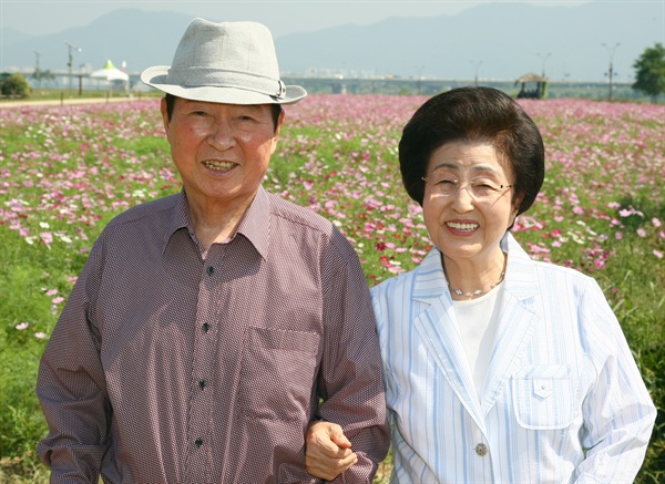 이희호 여사 생애사진 100선 김대중 전 대통령과 이희호 여사가 2007년 경기도 구리 코스모스 축제를 방문해 기념촬영을 하고 있다.