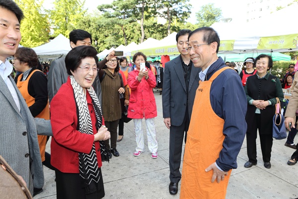 이희호 여사가 2013년 사랑의 친구들 바자회에 참석했을 당시 모습. 사진 오른쪽은 박원순 서울시장. 