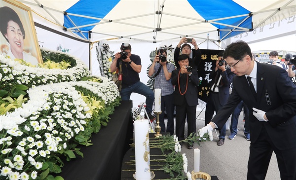 김경수 경남지사가 6월 12일 창원 만남의광장에 마련된 고 이희호 여사 분향소를 찾아 조문했다.