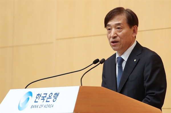 이주열 한국은행 총재가 12일 오전 서울 중구 부영태평빌딩에서 열린 한국은행 창립 제69주년 기념식에 참석해 창립기념사를 하고 있다.