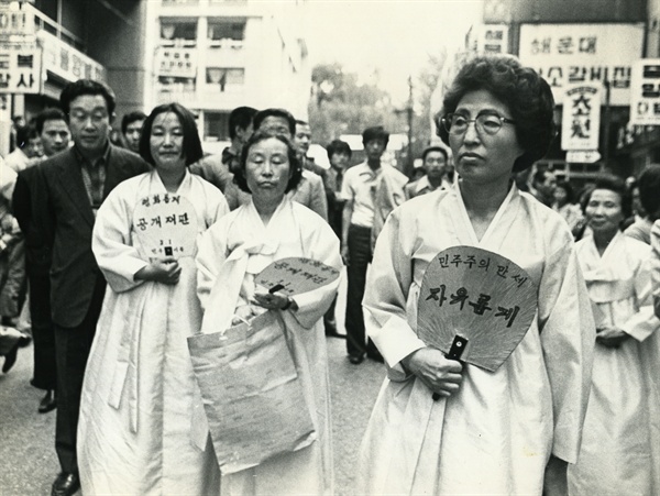 이희호 여사(오른쪽)가 1976년 3.1민주구국선언 재판이 있는 날에는 피고인 가족들과 함께 보라색 한복을 입고 참석했다.