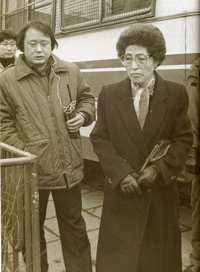 1980년 남산(안기부)으로 끌려가서 고문받던 아들 김홍일이 구치소로 이감돼 이희호 여사가 면회를 가고 있는 모습(왼쪽에 있는 남성은 감시하는 기관원).