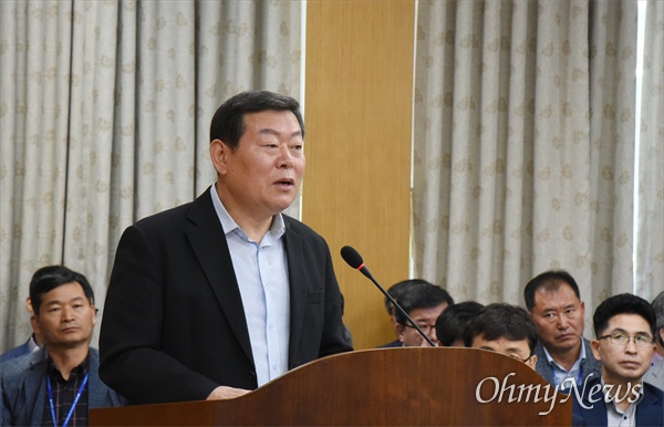 12일 열린 대전시의회 복지환경위원회에서 정관성 대전복지재단 대표이사가 답변을 하고 있다.