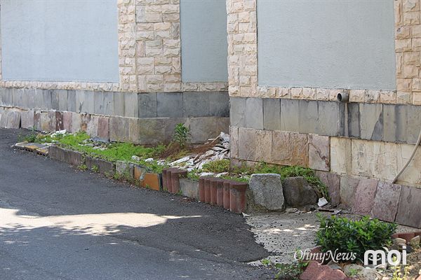 2016년 경주지진 당시 건물외벽에서 떨어진 타일 조각들이 아직도 바닥에 그대로 있는 모습