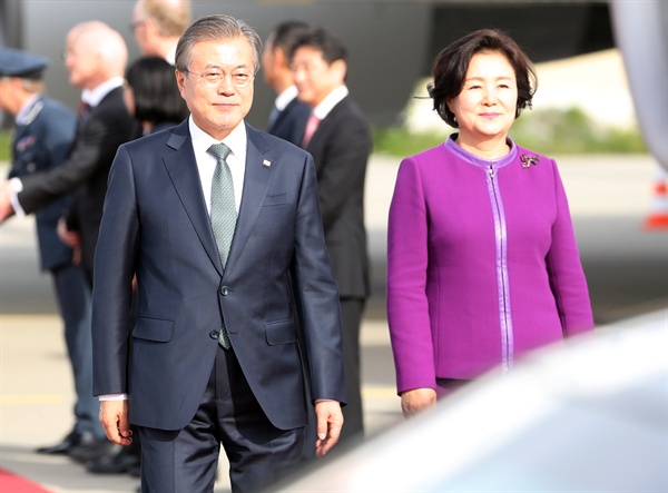 북유럽 3개국 순방 중인 문재인 대통령과 김정숙 여사가 11일 오후(현지시간) 노르웨이 오슬로 가르드모온 공군기지에서 차량으로 이동하고 있다. 한국 대통령의 첫 노르웨이 국빈방문이다.