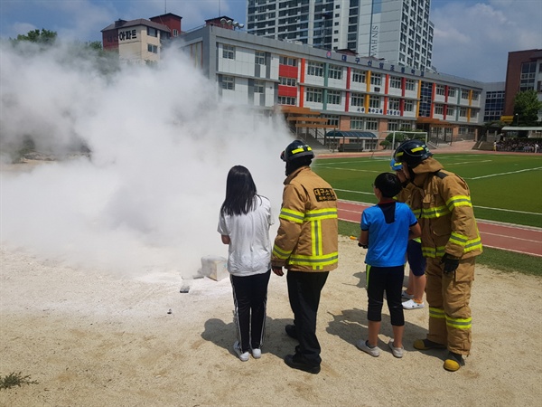 대구 신암초등학교 학생들이 소화기 활용 화재진압훈련을 하고 있다.