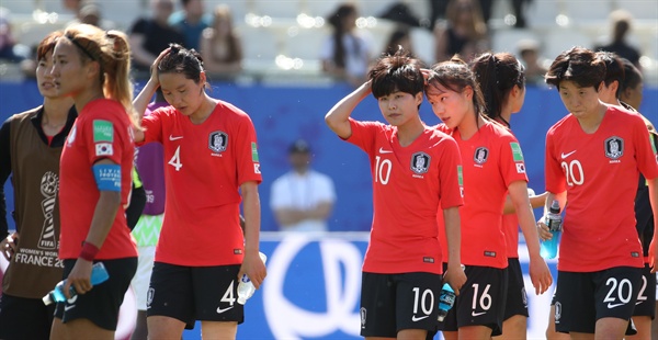  12일 오후(현지시간) 프랑스 그르노블 스타드 데잘프에서 열린 2019 국제축구연맹(FIFA) 프랑스 여자 월드컵 조별리그 A조 2차전 한국과 나이지리아의 경기에서 패한 한국 지소연 등 선수들이 아쉬워하고 있다.