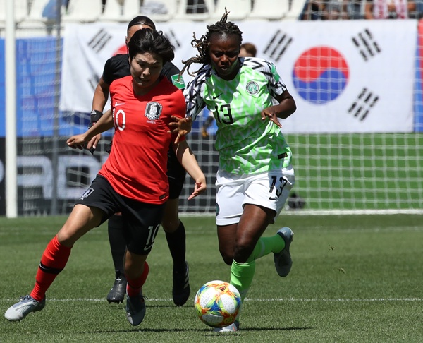 지소연 질주 12일 오후(현지시간) 프랑스 그르노블 스타드 데잘프에서 열린 2019 국제축구연맹(FIFA) 프랑스 여자 월드컵 조별리그 A조 2차전 한국과 나이지리아의 경기. 한국 지소연이 드리블하고 있다.