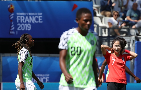 아깝네 12일 오후(현지시간) 프랑스 그르노블 스타드 데잘프에서 열린 2019 국제축구연맹(FIFA) 프랑스 여자 월드컵 조별리그 A조 2차전 한국과 나이지리아의 경기. 한국 이민아가 슛이 빗나간 뒤 아쉬워하고 있다. 