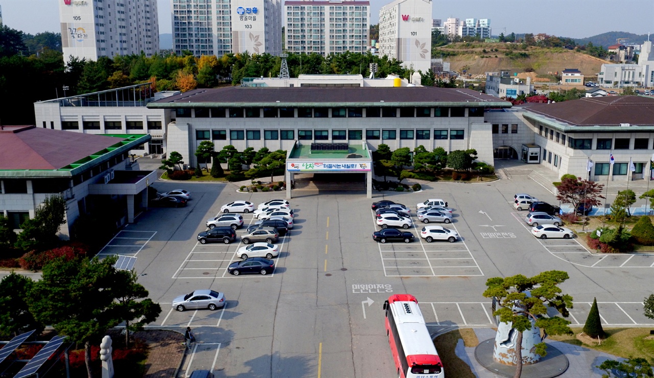 최근 태안군이 입법예고한 ‘태안군 이장 임명에 관한 규칙’을 두고 의견을 수렴하고 있는 가운데 현직 이장들이 반발하고 나서며 논란이 일고 있다.
