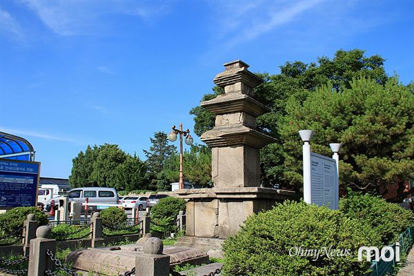 경주역 바로  옆에 있는 경주 황오동 삼층석탑 모습