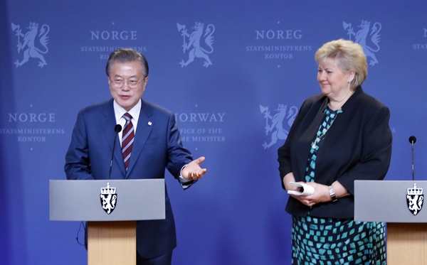 노르웨이를 국빈 방문 중인 문재인 대통령이 13일 오전(현지 시각) 오슬로 총리관저에서 에르나 솔베르그 총리와 공동기자회견을 하고 있다. 