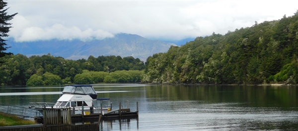 마나포우리(Manapouri)라는 작은 동네에 있는 숲속의 호수